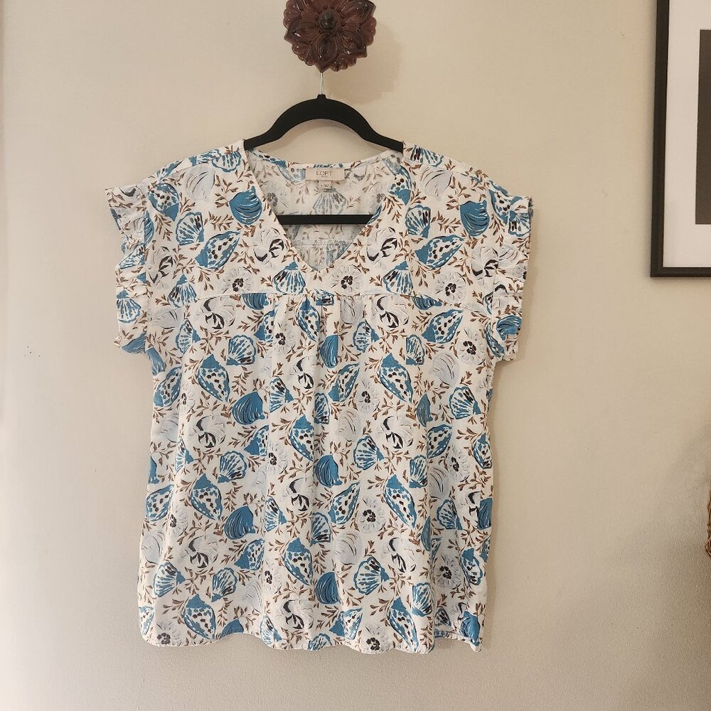 LOFT M V-neck Seashell Print Short Flutter Sleeve Linen Top